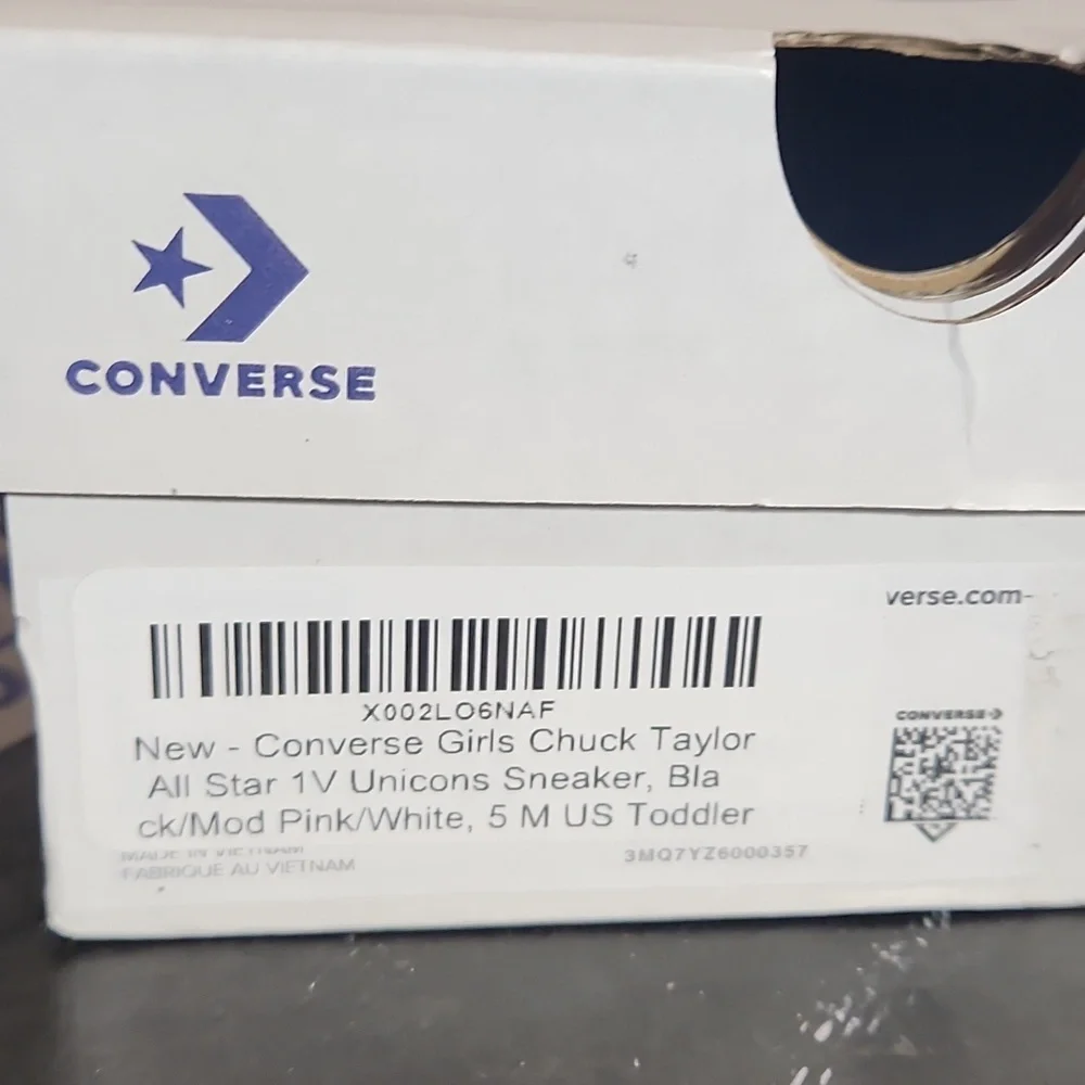 CONVERSE Chuck Taylor Unicorn Sneaker 5M Toddler